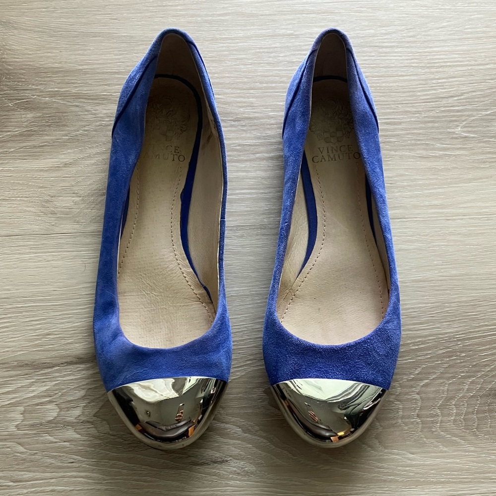 Vince Camuto blue suede flats w/ metallic detail on tip. Good condition. Size 7
